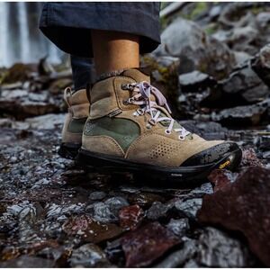 DANNER SoBo Mid 6in Hiking Boot Shoe Lace Up Green Womens‎ M 7.5 Gore Tex Vibram